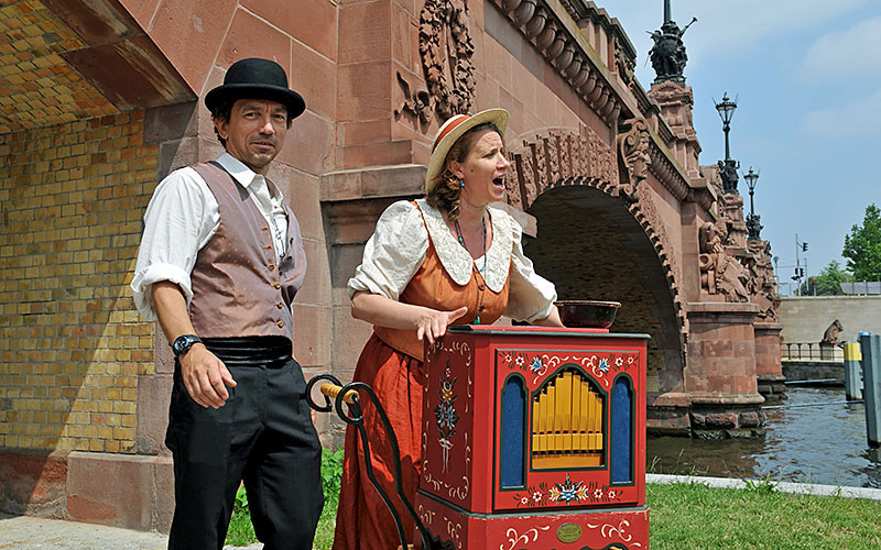 der-leierkastenmann-mit-gesang.jpg